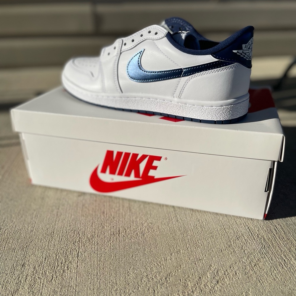 Air Jordan 1 low 85 metallic White and Navy Sneakers